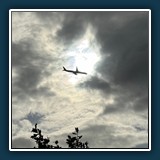 Erik Lüddecke - Landeanflug London Heathrow
  Apple iPhone 16 Pro, camera 6.765mm f/1.78
  1/43478 sec., f 178, ISO 50,  Brennweite 6.76 mm  (35 mm Äquivalent ~ 84 mm)
  